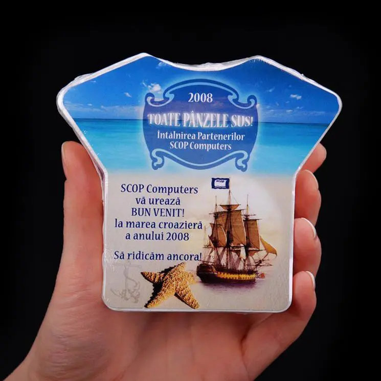 Tricouri comprimate in forma de minitricou