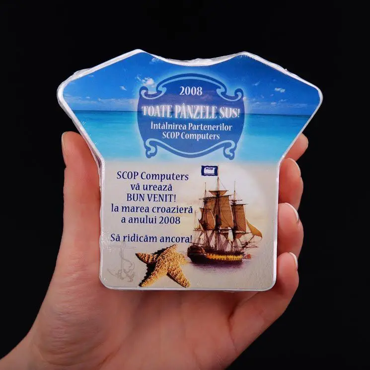 Tricouri comprimate in forma de minitricou